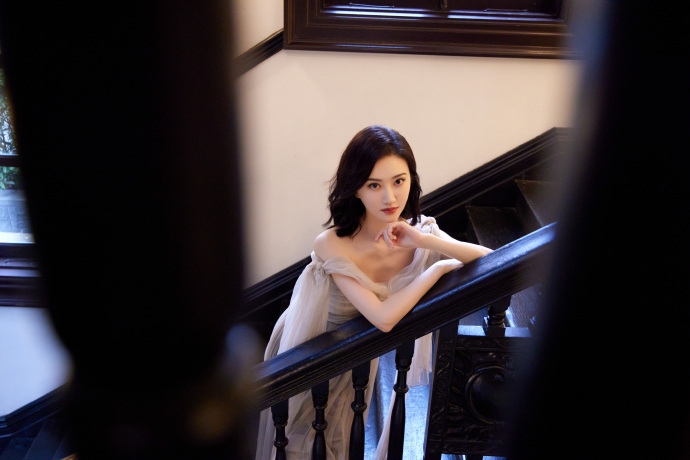 景甜穿粉色系带长纱裙大秀香肩!大秀白皙的香肩