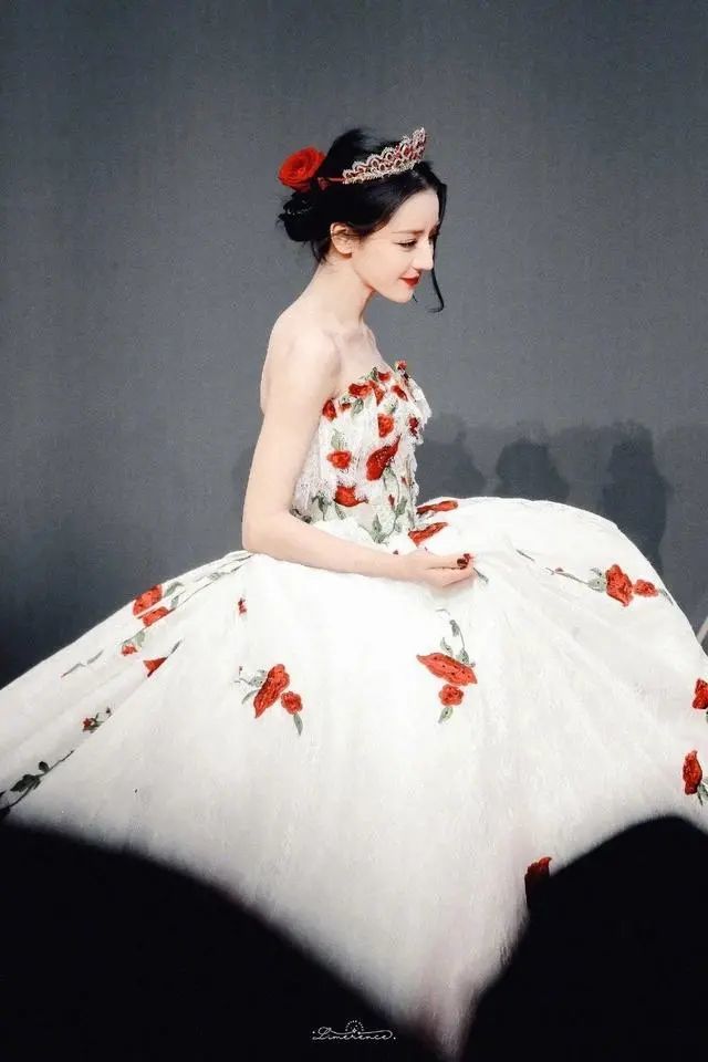 热巴“玫瑰庄园”照百看不厌！玫瑰裙夺目耀眼唯美霸气