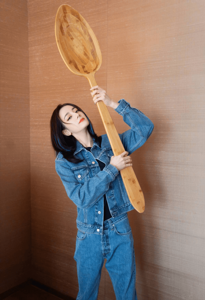 迪丽热巴剪短发穿湖水色卫衣休闲有范，穿搭越来越甜了