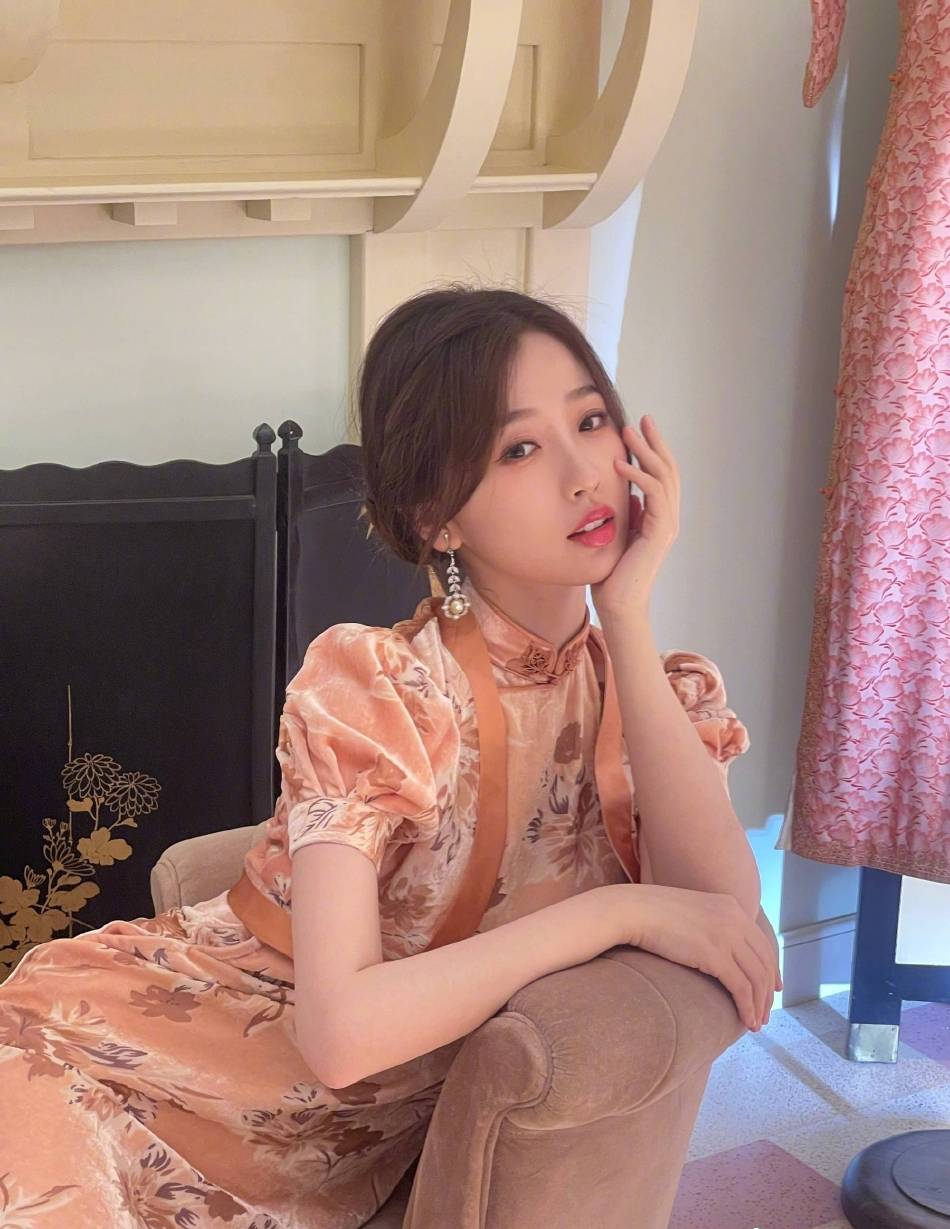 虞书欣穿旗袍身姿曼妙超靓丽!美得让人窒息