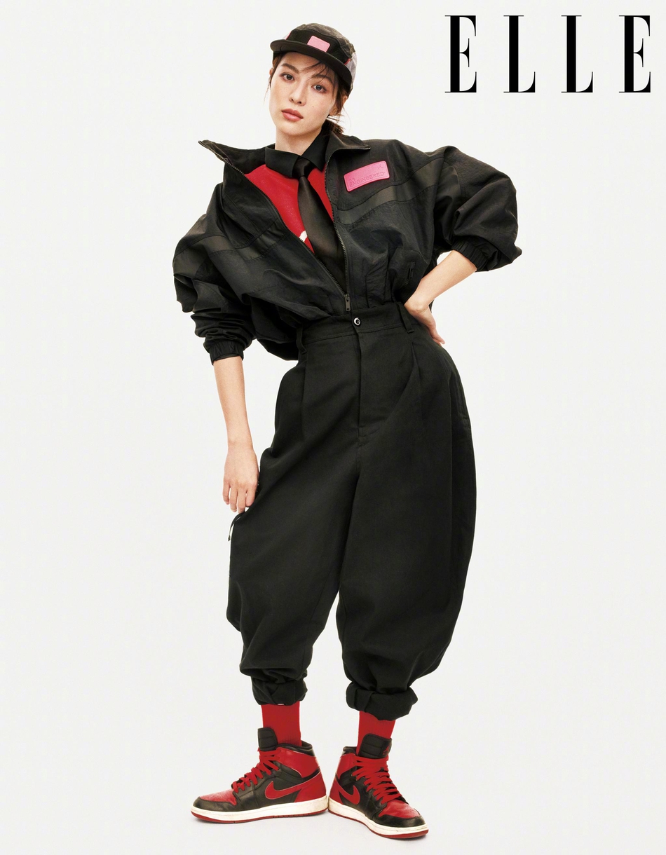 钟楚曦杂志写真大秀长腿!魔鬼身材性感妩媚