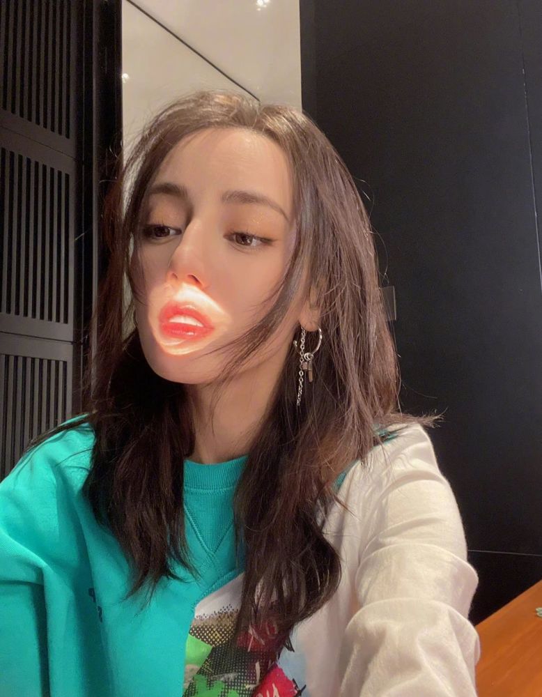 迪丽热巴剪短发穿湖水色卫衣休闲有范，穿搭越来越甜了