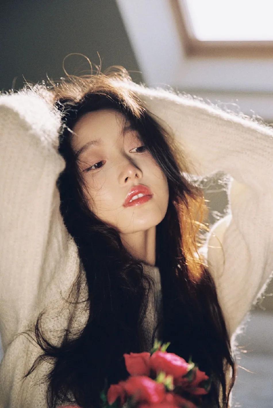 姜贞羽阁楼公主美图超惊艳！笑容甜美美得让人心动