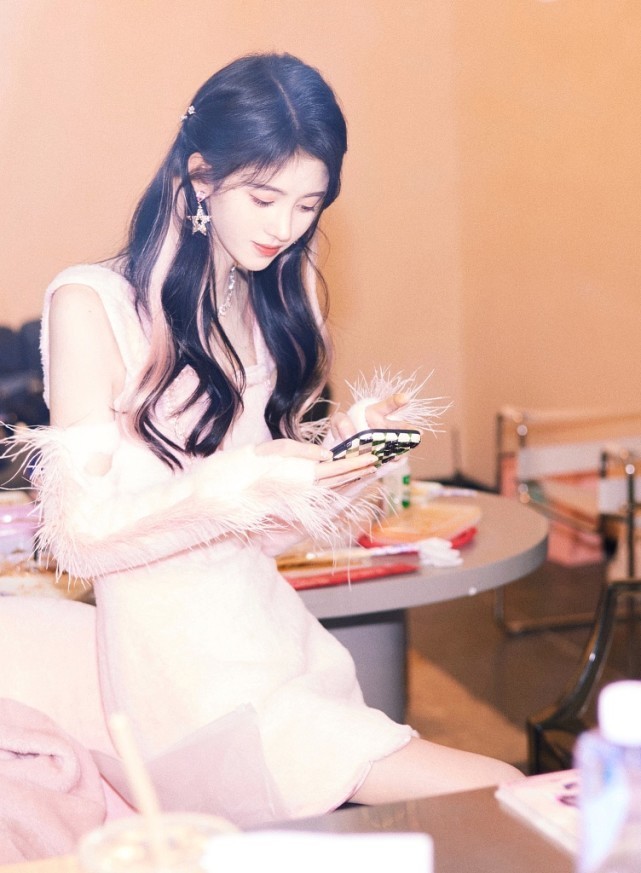 鞠婧祎穿大枣红色毛衣一点不土，复古味满满