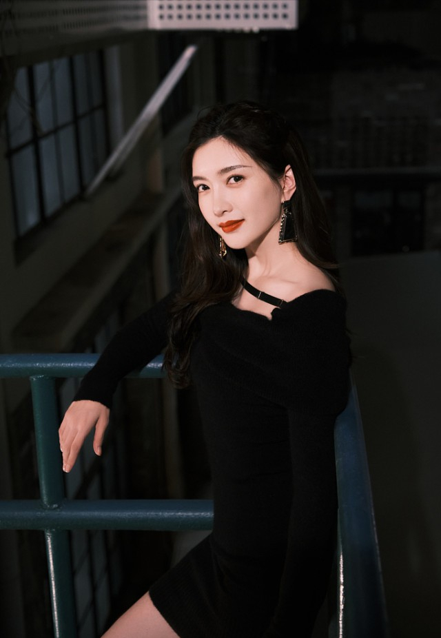 江疏影身材超赞，穿豆沙粉色修身裙太唯美了