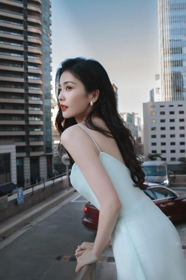 白鹿穿吊带裙裹出“凹凸感”,又纯又欲谁不喜欢