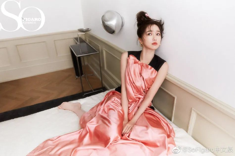 虞书欣粉红芭比造型超靓丽!肌肤白皙如雪美得不可方物