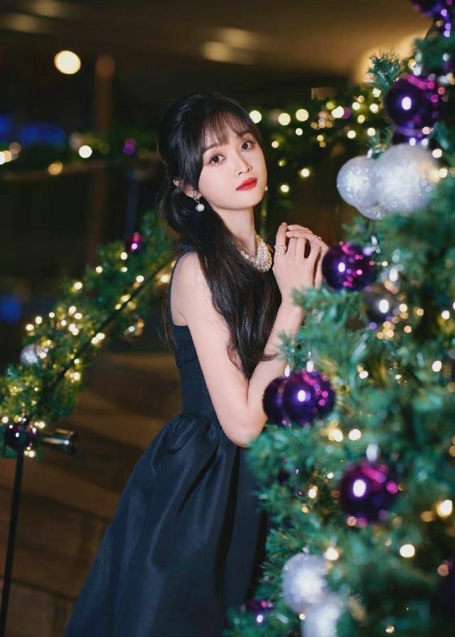 吴宣仪惊艳亮相跨年晚会,穿小黑裙又甜又辣,细长腿抢镜