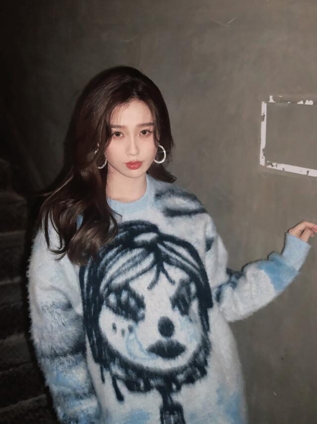 虞书欣穿基础款毛衣+牛仔裤,简单时髦耐看