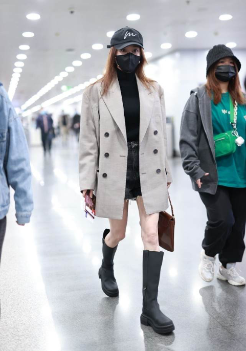 秦岚机场街拍穿大衣配紧身打底丰满有余，窄腿裤显瘦又好看