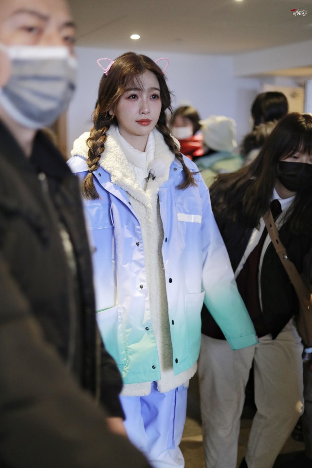 虞书欣街拍：渐变色滑雪服打扮洋气新潮，头戴猫耳发箍萌翻了