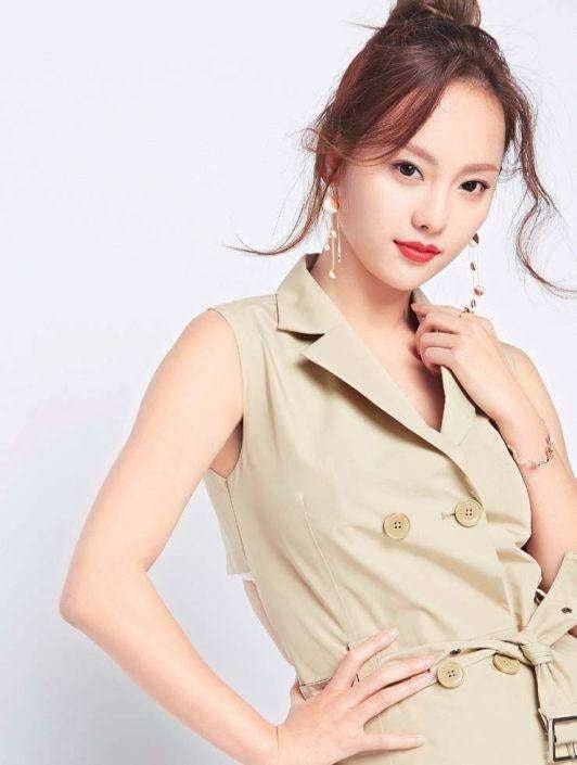 张佳丽的妆真的很不干净,眼睛小有点仙气