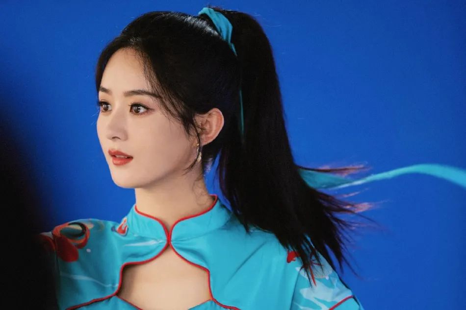 赵丽颖穿浅蓝锦鲤旗袍又甜又飒!肤白貌美让人惊艳