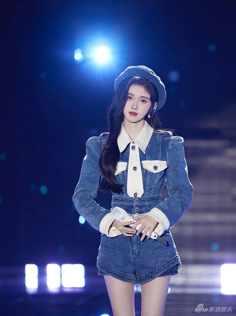 鞠婧祎穿蓝色牛仔裤献唱超美艳！美得不可方物