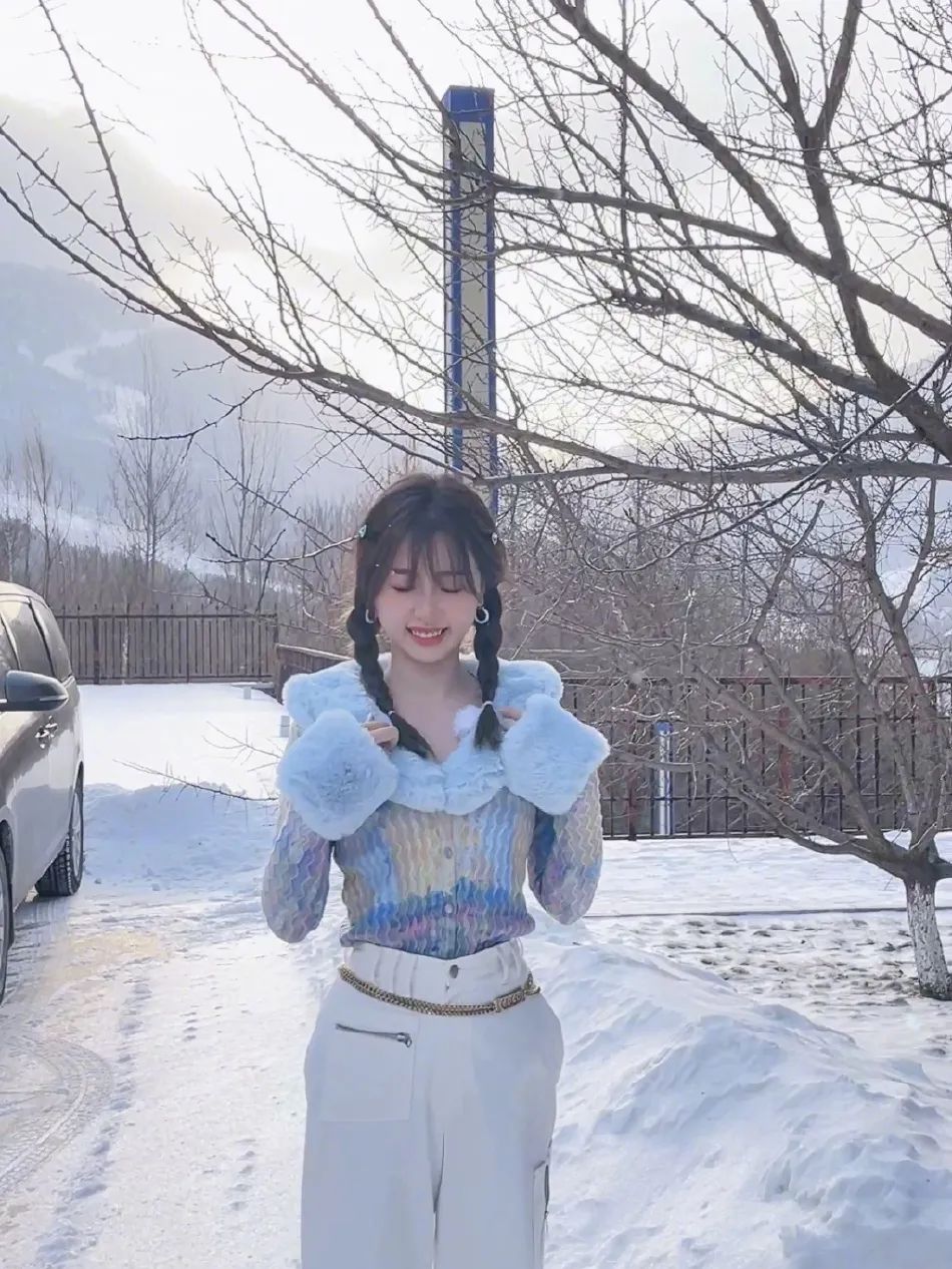 虞书欣分享雪地美图!蓝色花纹上衣搭配白色长裤俏丽惊艳