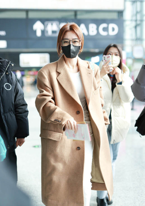 秦岚机场街拍穿大衣配紧身打底丰满有余，窄腿裤显瘦又好看