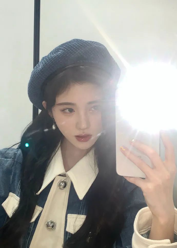 鞠婧祎穿蓝色牛仔裤献唱超美艳！美得不可方物