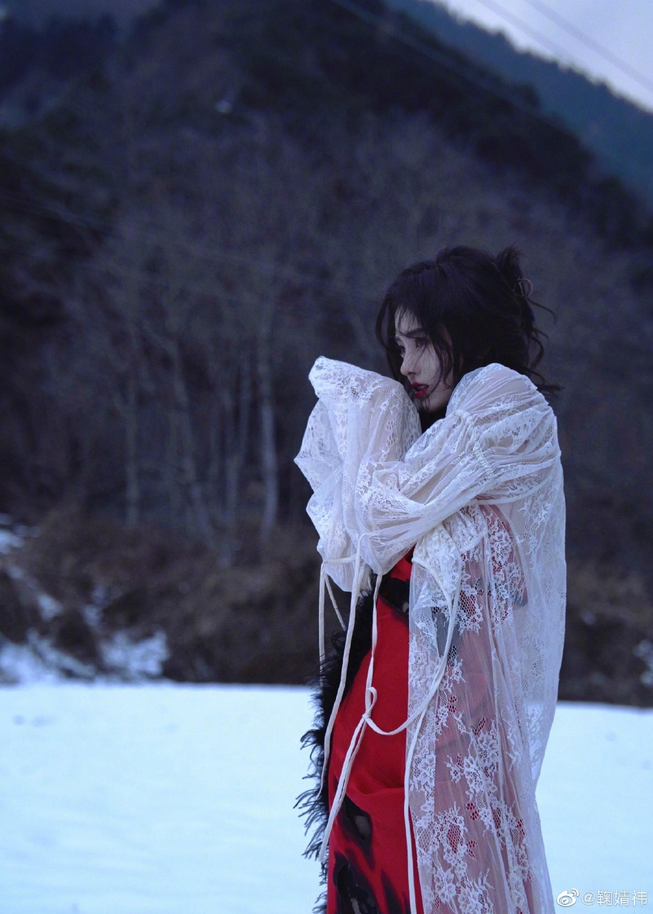 鞠婧祎雪地红衣美图曝光！烈焰红唇很撩人