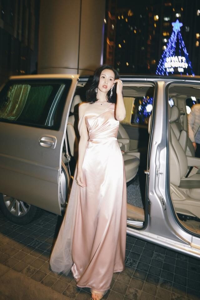 陈都灵红毯造型穿吊带裙故意扯下肩带，真是行走的衣架子