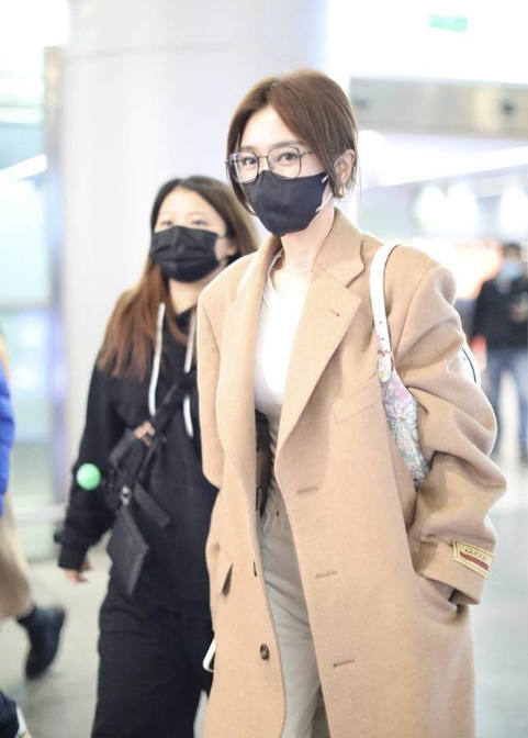 秦岚机场街拍穿大衣配紧身打底丰满有余，窄腿裤显瘦又好看