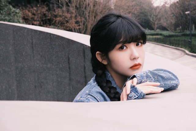 前火箭少女“小七”穿衣风格太甜了,牛仔套装梳双马尾显嫩又美丽