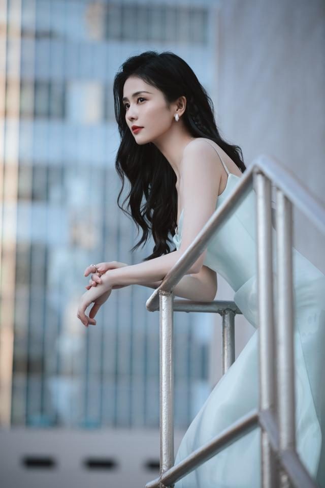 白鹿穿吊带裙裹出“凹凸感”,又纯又欲谁不喜欢