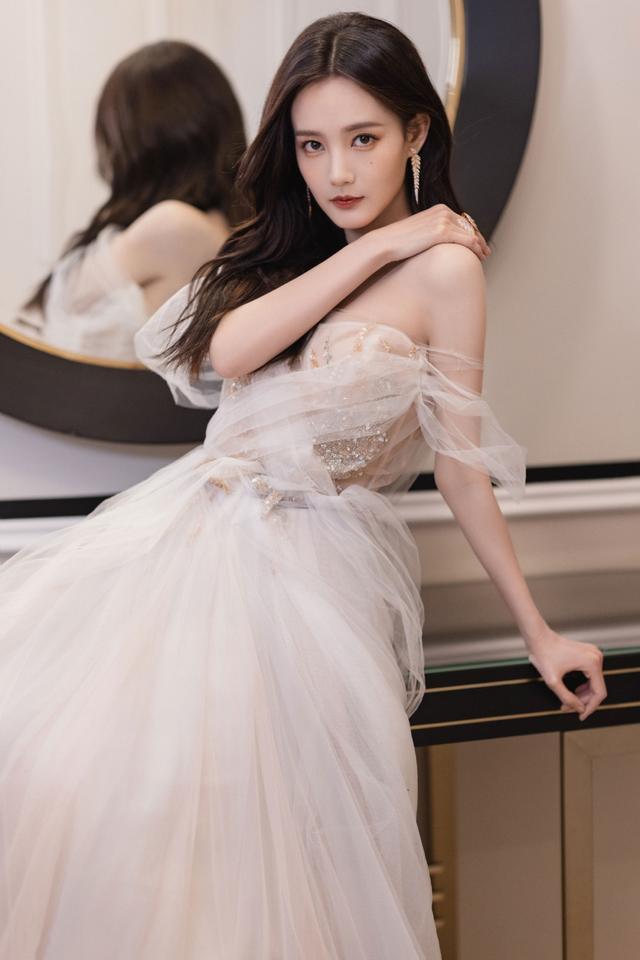 李一桐白色纱裙梦幻如公主,尽显温柔与浪漫