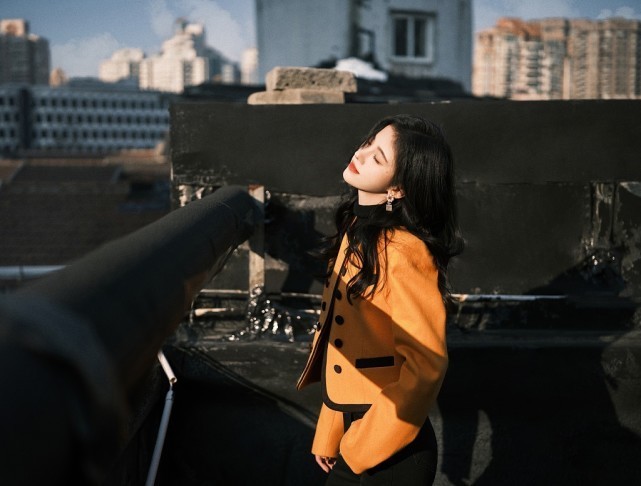 鞠婧祎穿大枣红色毛衣一点不土，复古味满满