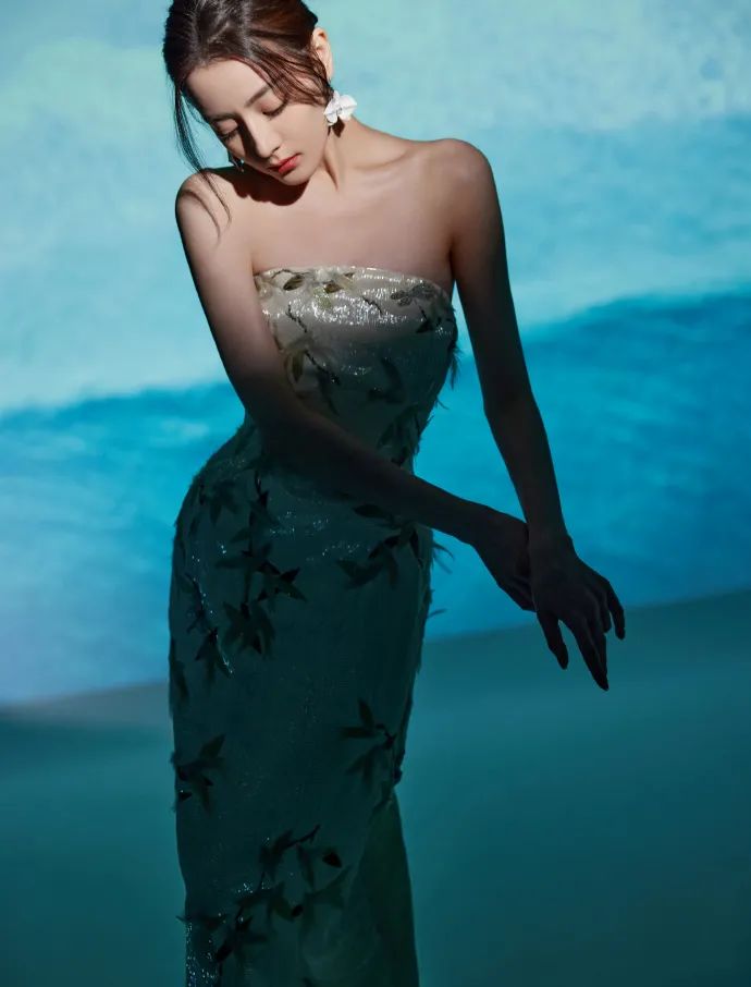 迪丽热巴穿着白色抹胸长裙!凹凸有致性感美艳