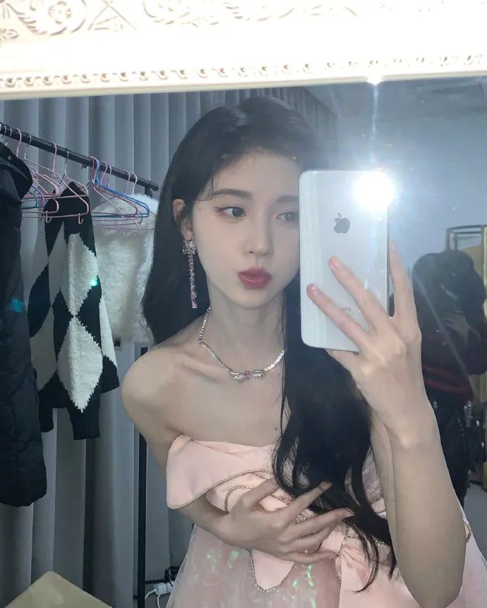 鞠婧祎晒自拍美图惊鸿一瞥超漂亮！五官精致太有魅力