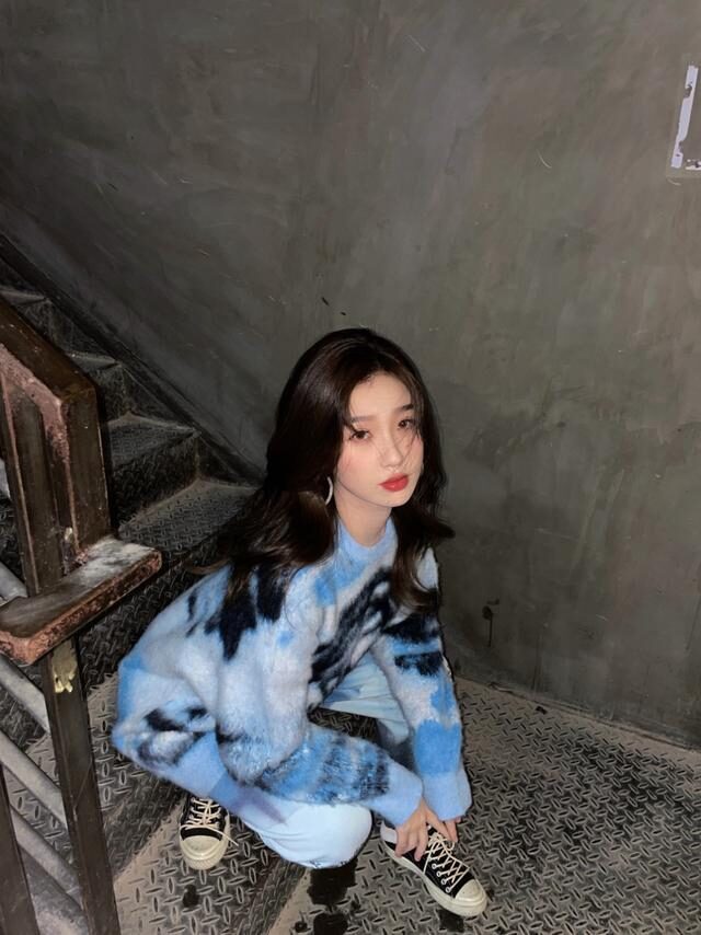 虞书欣穿基础款毛衣+牛仔裤,简单时髦耐看