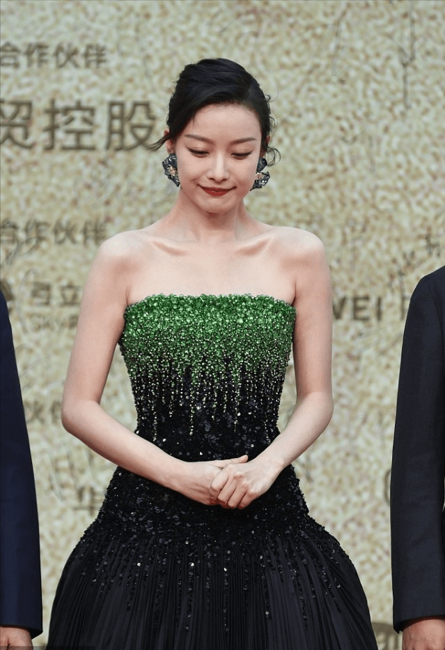 倪妮冬天在户外穿露肩裙，赚足了回头率