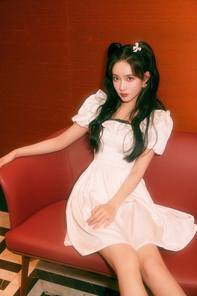 孟子义穿小白裙清纯又娇俏,配双马尾减龄又好看