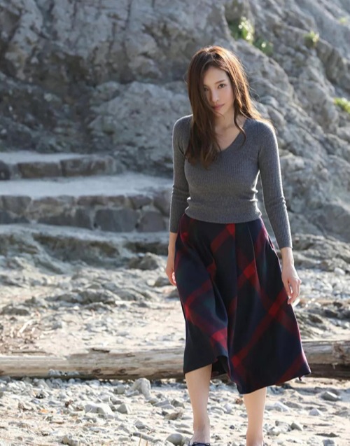 【小野夕子个人资料|番号作品】H罩杯气质型OL美女