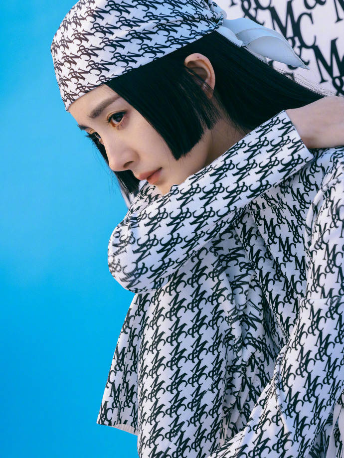 当红女星杨幂最新靓图写真!穿黑色连衣裙又美又飒