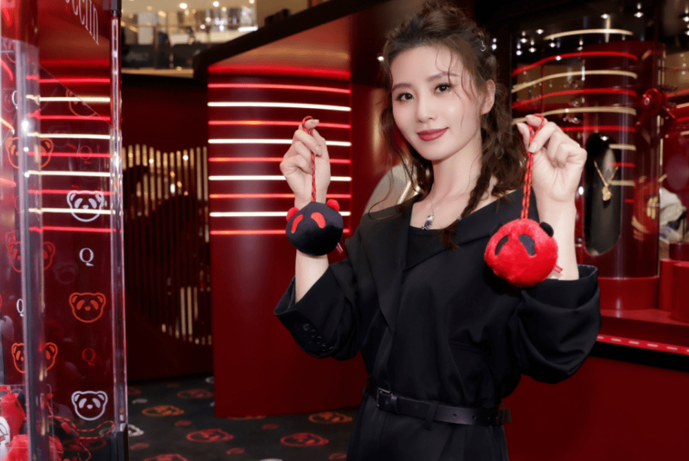 刘诗诗红裙造型搭配棕色卷发温婉动人，皮肤细腻五官精致