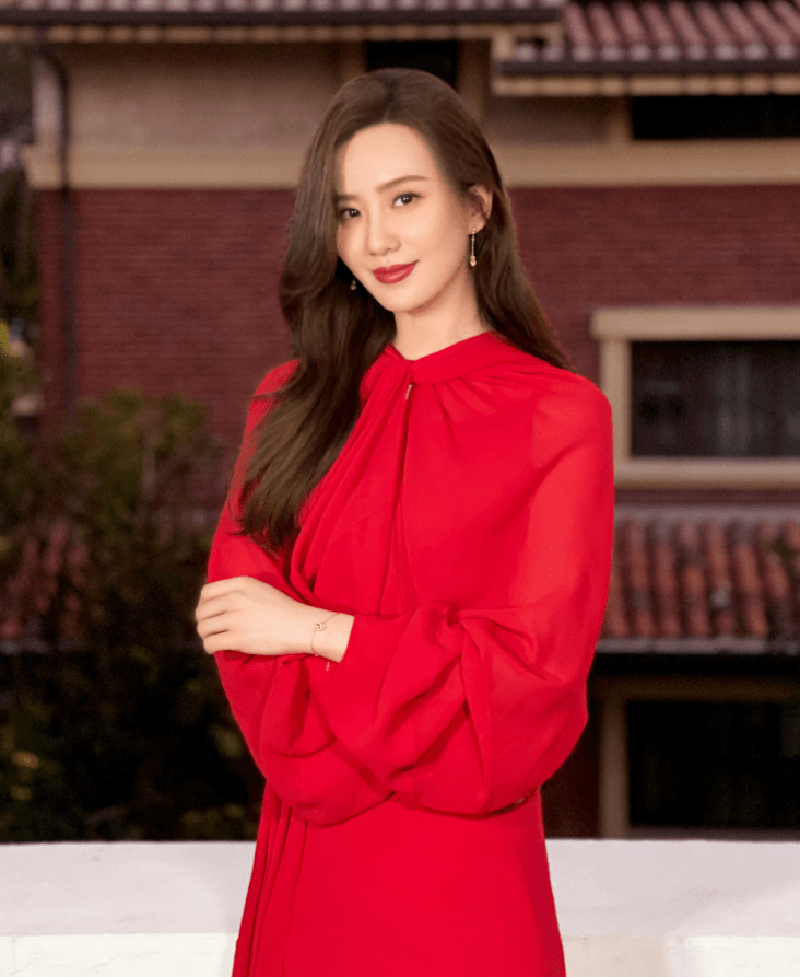 刘诗诗红裙造型搭配棕色卷发温婉动人，皮肤细腻五官精致
