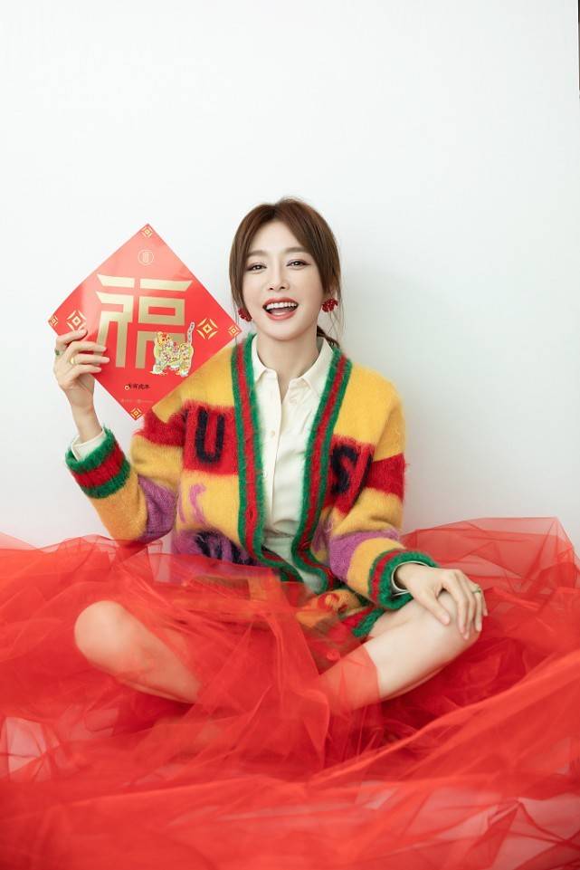 秦岚奶穿彩色针织开衫配衬衫好甜美，新年穿搭太养眼