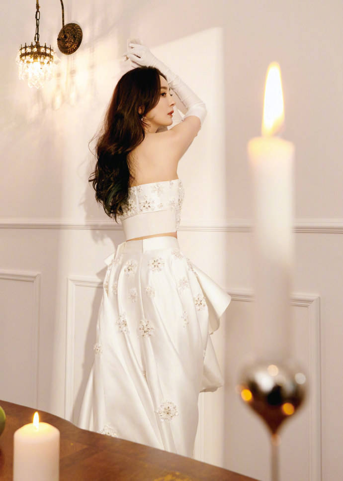 杨幂穿白色绣花长裙大秀美背!魔鬼身材性感撩人