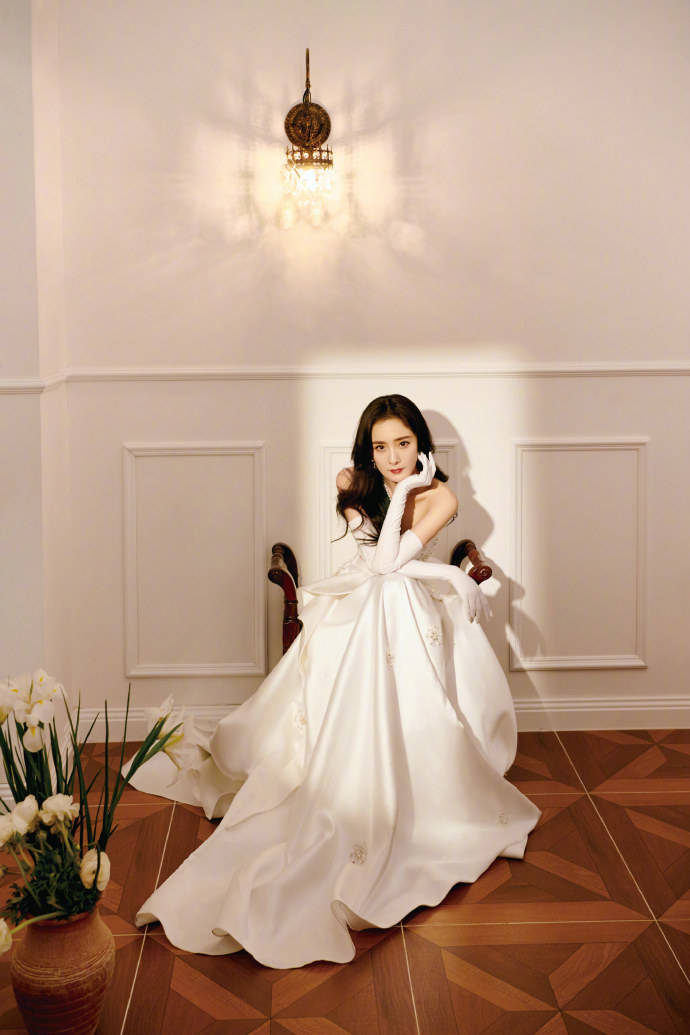 杨幂穿白色绣花长裙大秀美背!魔鬼身材性感撩人