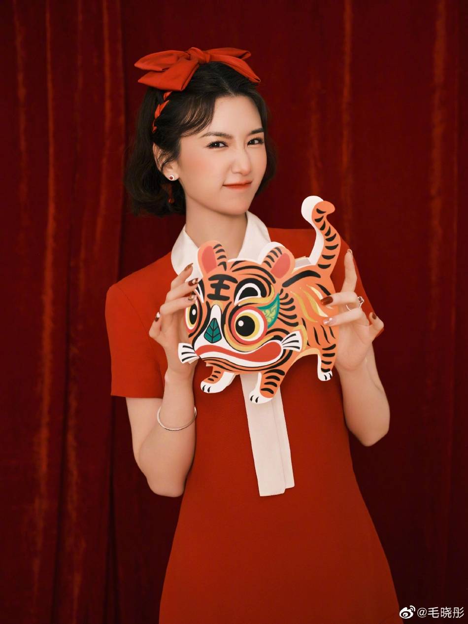 毛晓彤化身红雪公主大秀玉腿!肤白貌美太性感撩人