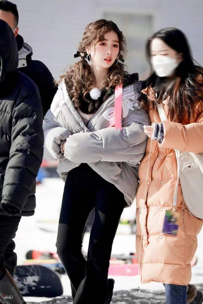 虞书欣棉服打扮保暖洋气,双马尾羊毛卷超乖巧