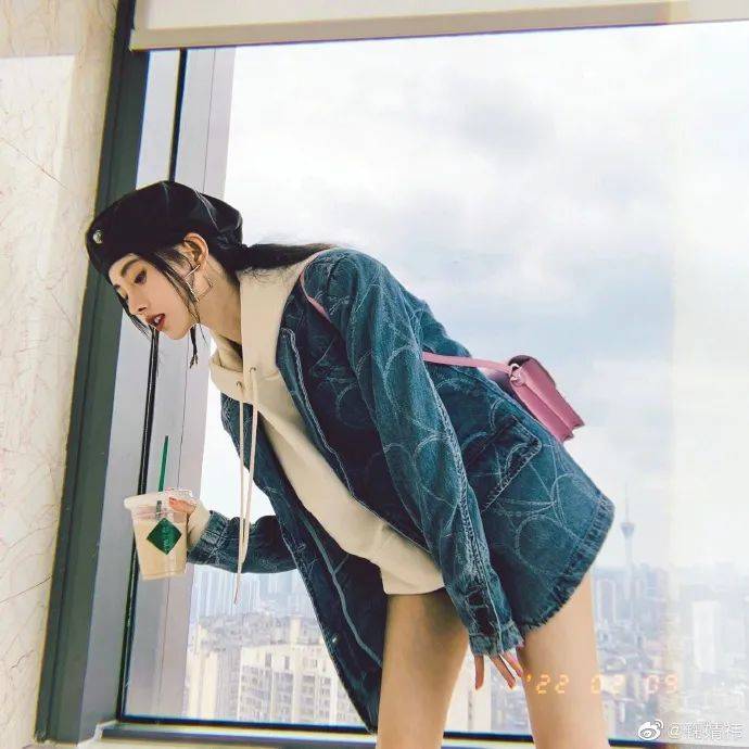 鞠婧祎穿牛仔裤曼妙身材超赞！肌肤白皙美貌动人