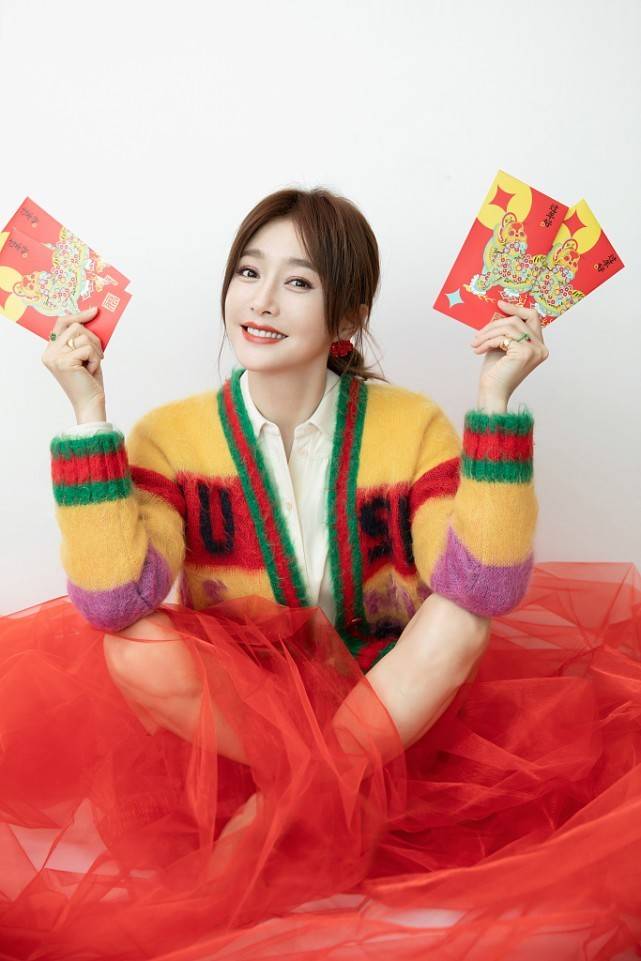 秦岚奶穿彩色针织开衫配衬衫好甜美，新年穿搭太养眼