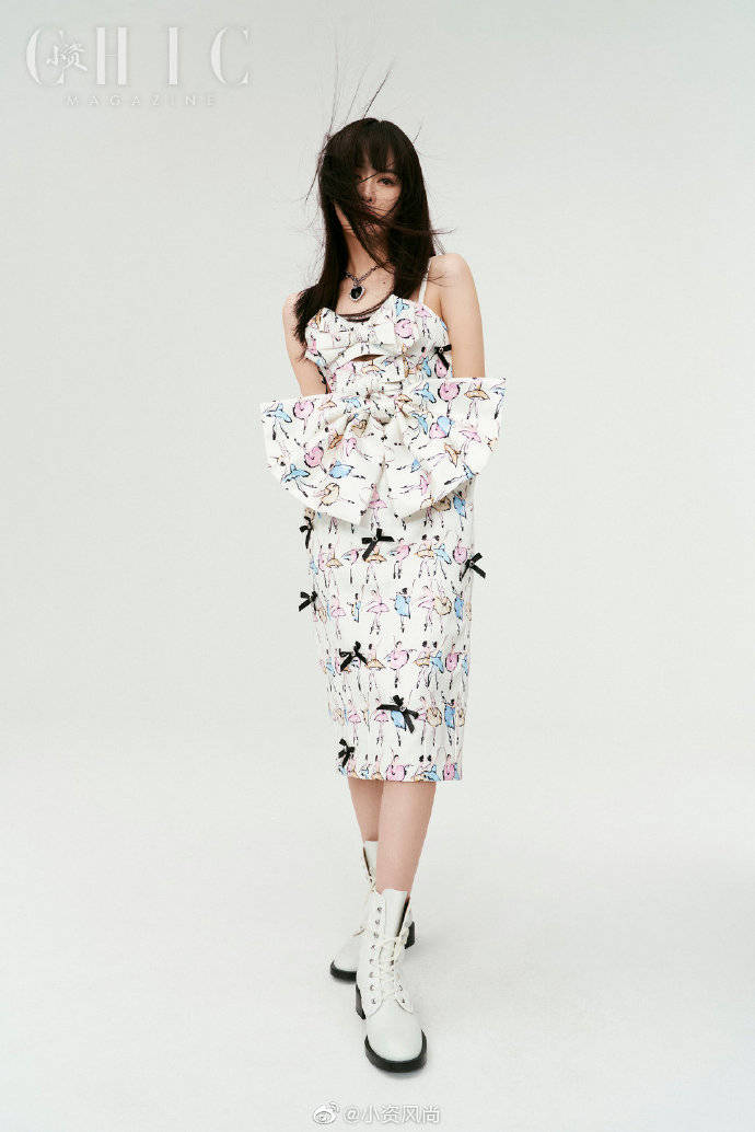 “小昭”云千千杂志美图大秀长腿!魅力十足性感迷人