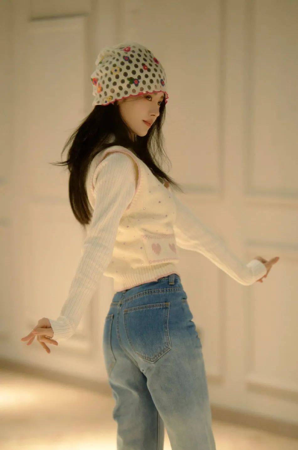 鞠婧祎穿牛仔裤曼妙身材超赞！肌肤白皙美貌动人