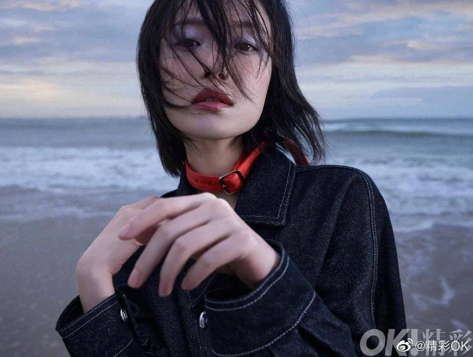 倪妮穿蓝黄条纹套装大秀小肚脐!肤白貌美太性感惊艳