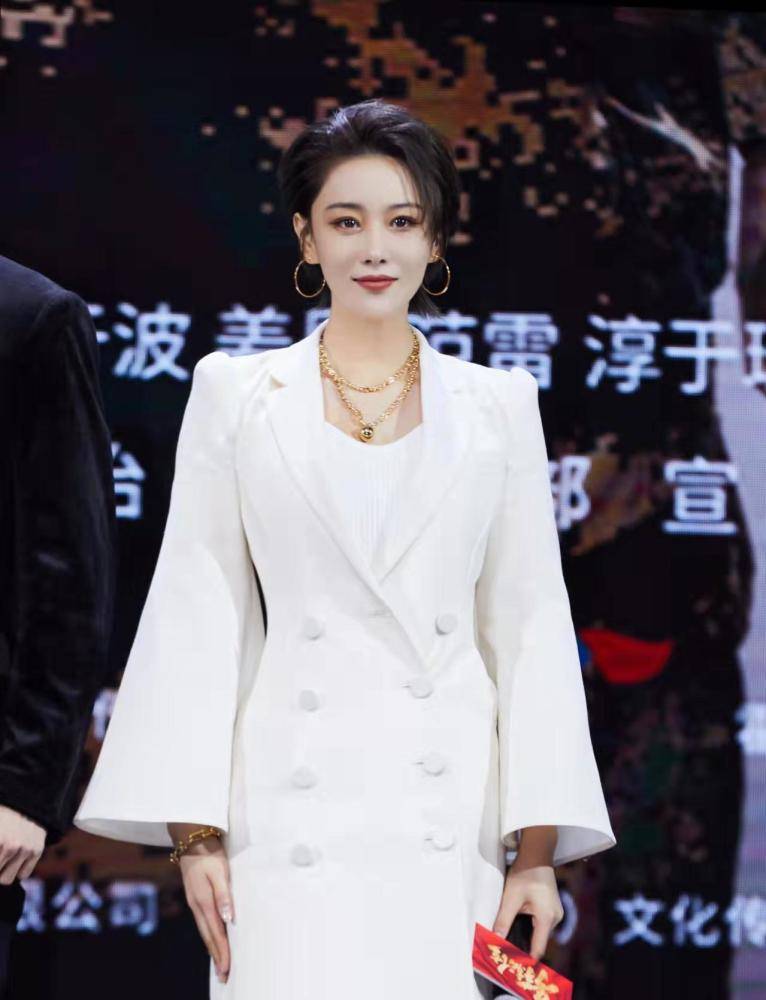 张馨予穿黑裙搭配古风薄衫，黑长直飘逸气质出尘 时尚 第5张