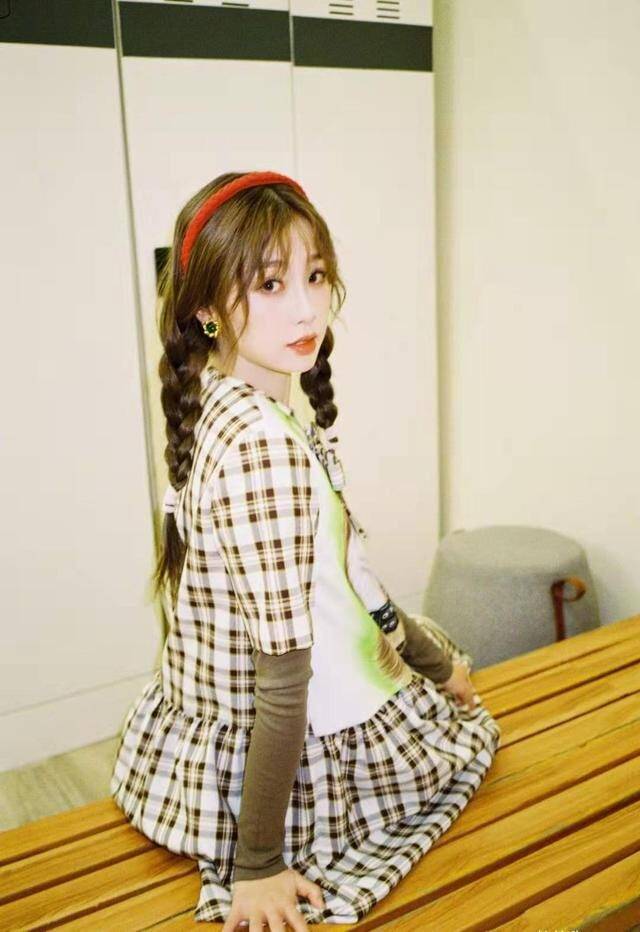 虞书欣羽绒服搭配格纹裙俏皮又保暖,配色充满青春活力