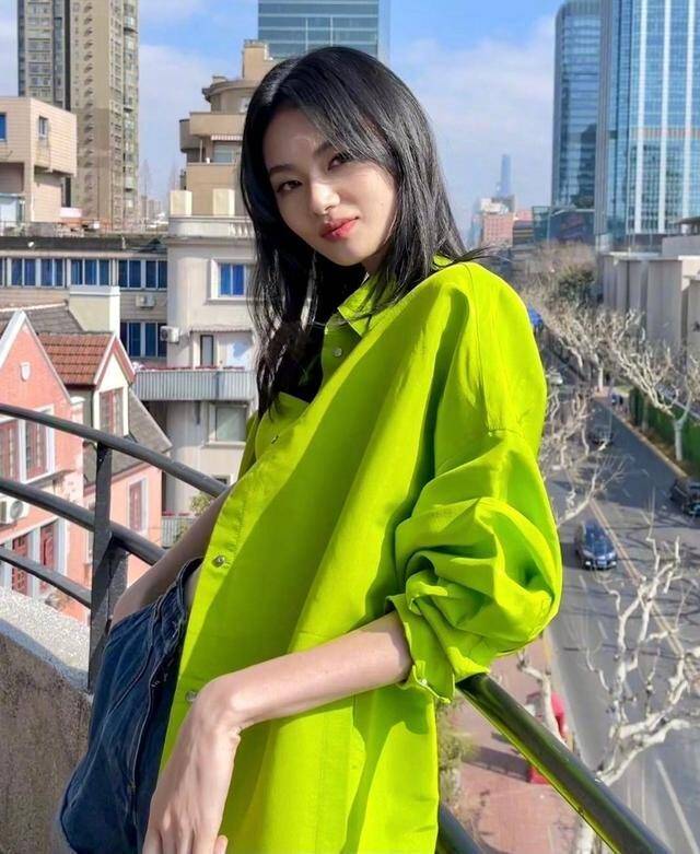 95后超模贺聪衬衣里面只穿一片布就出镜,身材比例绝了